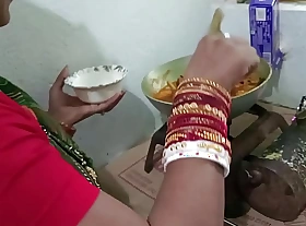 चिकन बना रही मैड को किचन स्टैंड पर चोदा  - साफ़ हिन्दी आवाज मे