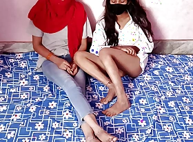 Muslim Ladki Ne Apni Widwa Maa ko Hindu Boyfriend se Chudwaya