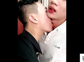 两个 苗条 亚洲 年轻男 享受 他们 第一 性。 GayWiz 色情 电影