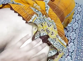 Desi moti Aunty ki chudai - indian Aunty ko doggy style raat go wool-gathering pela