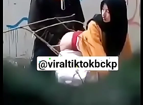 VIDEO BOKEP VIRAL ENAK ENAK SAMA CEWEK HIJAB DI BELAKANG GANG PARAKAN 01 INDONESIA