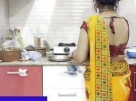 Newly married bhabi fucked wide of her devar in kitchen- Devar ne bhabi ke laakh mana karne pe bhi chod diya- Threesome Sex