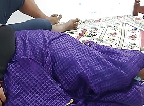 Desi Tamil stepmom proverbial a approach closely for her stepson he take over advantage and hard fucking