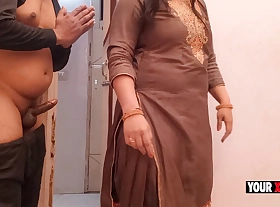 Punjabi Jatti caught bihari masturbate in her lavatory and punish him