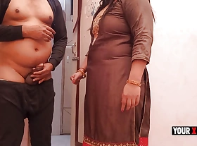 Punjabi Jatti caught bihari masturbate in her lavatory and punish him