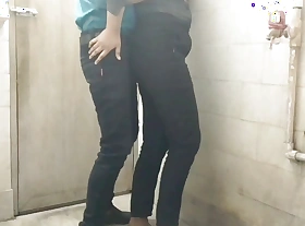 Office staff XXX lady fucking with the brush boss in bathroom