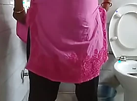 Indian bhabi urinating in WC