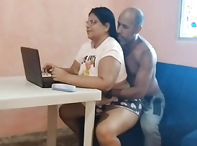 Stepfather seduces his shy stepdaughter until he fucks her pussy until he fills her with semen (I hope she doesn't get pregnant)