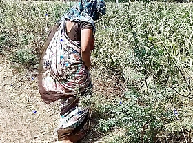 Komal was lamenting in the sugarcane field, the owner secretly came and caught and fucked the house.