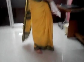 Desi tamil Fixed devoted to aunty exposing navel in saree with audio