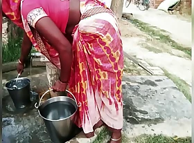 XXX गांव की लड़की को पानी के पंप पर लिटा कर उसकी चूचियों को चूसा ओर फिर अपने लन्ड का माल उसके मुंह पर छोड़ दिया।
