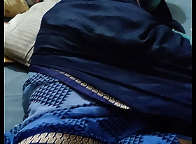Desi curvy fat ass bhabhi wearing saree untruthful on confines recorded wide of the brush devar as A a voyeur