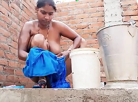 Indian Hot And Sexy Elegant Aunty Bathing And Fingering Their way Cremie Penurious Pussy With Their way Finger