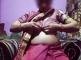 Indian mommy fucking with bottle her hairy pussy