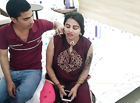 Raat me akeli bhabhi ke dever ne beeswax bhari baat ki aur pel diya