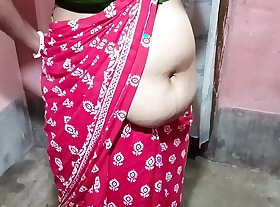 Surrounding order to become a intercourse star, stepmom opened her saree blouse and gave an interview .