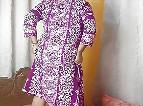 Sruti bhabhi removed the water of chut in her bedroom.