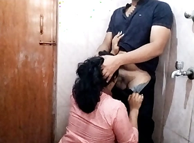Bus bathroom me first time sex mere bf k sath