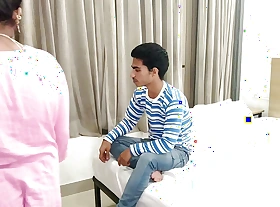 Hotel ke staff ko apne laude pe bithaya