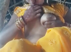 Desi hot bhabhi saree upward slope and fingered in chut and removed the water of chut