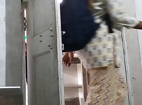 Indian cram girl and her day classroom me chudachudi karne lgi