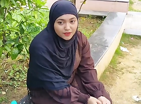 Poor Muslim Hijab Girl Paise Ke Liye Porn Video producer Se Chud gyi, Outdoor Garden-variety Sex in Hindi