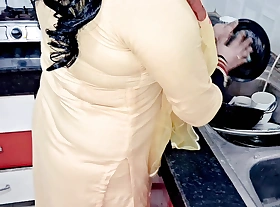 Desi housewife ki chudai ki kitchen me salwar utar kar