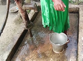 Desi bhabhi nahate hue mast lagti hai