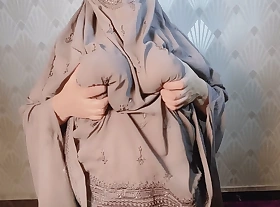 Sizzling pathan girl hither big ass.pushing a cucumber inside will not hear of ass and pussy