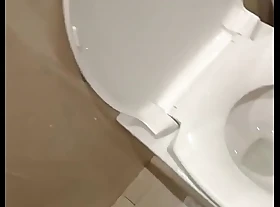 शादी के कार्यक्रम में बाथरूम में हिलाक़े वीडियो बनाया