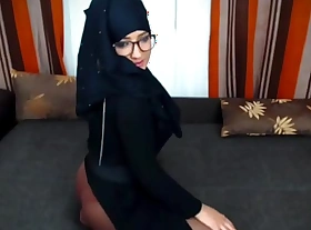Muslimgirl - playing anent her pussy