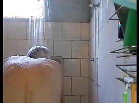 Pedrinho tomando banho